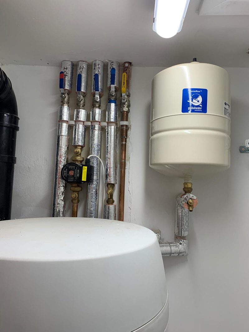 Pressurised cylinder and pipework