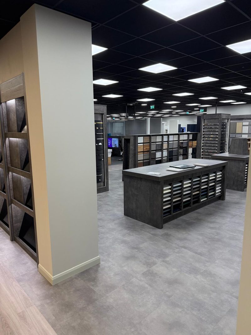 Showroom lighting and containment
